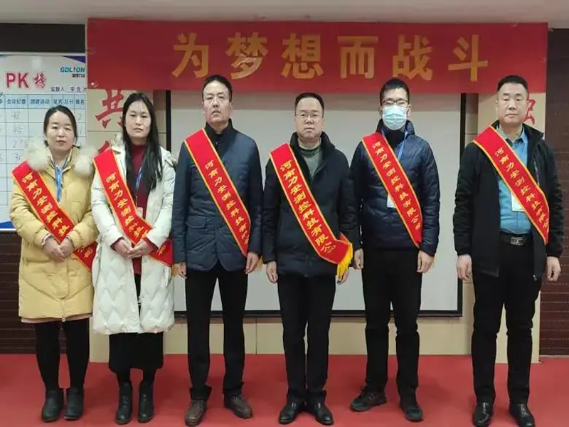 他们是一束光，为伊始照亮